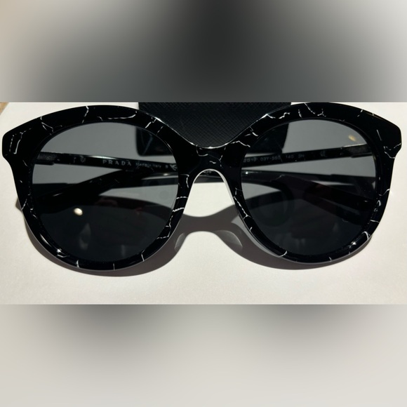 Authentic Prada Sunglasses, EUC, SPR-02Y-F - Picture 4 of 6